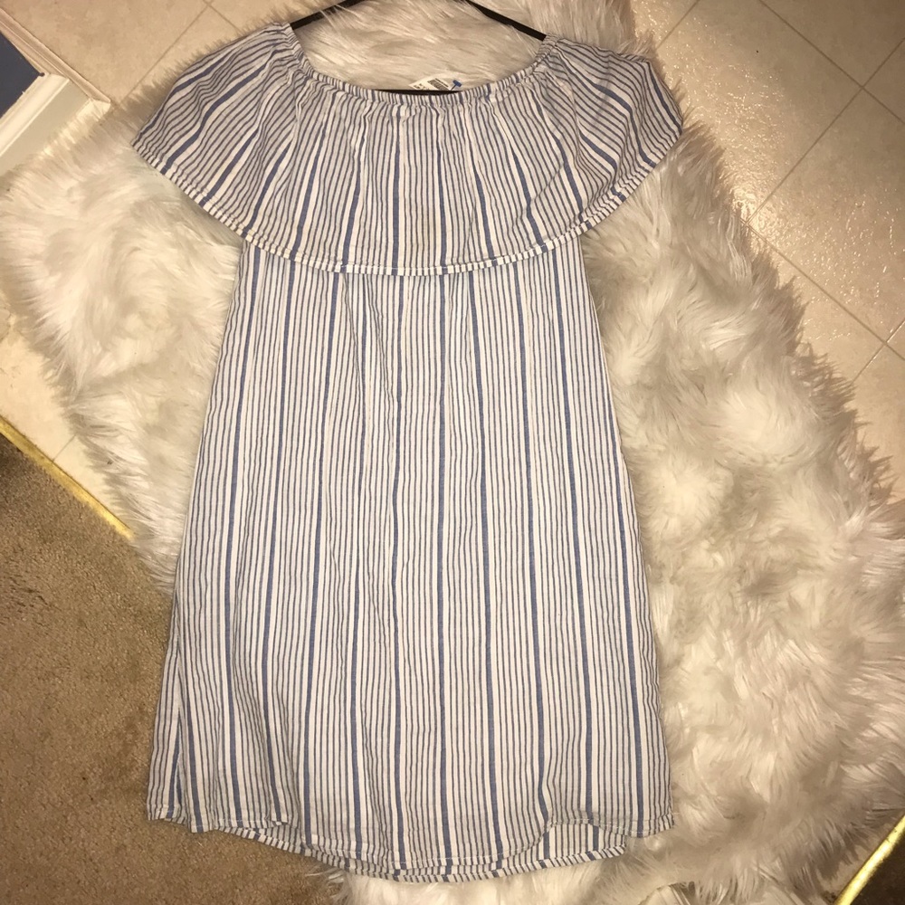 Off shoulders dress.  Great used condition. 4-6 sz